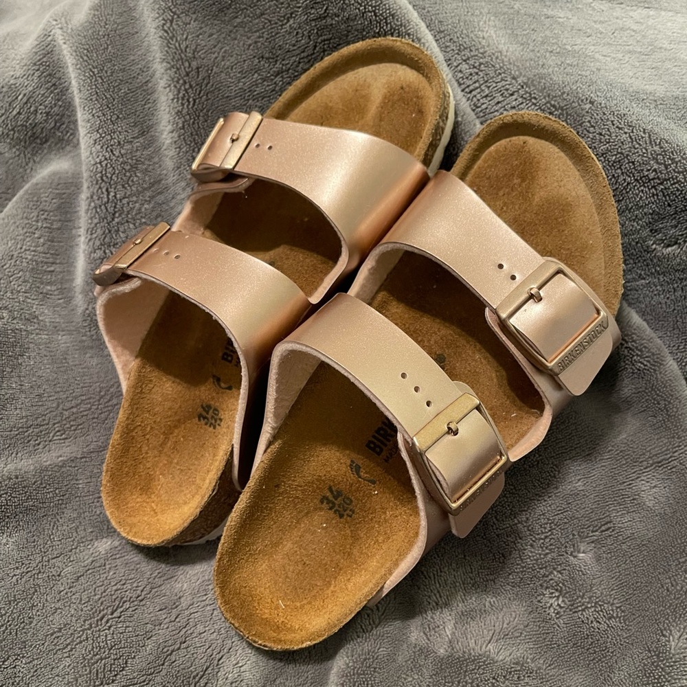 Gently worn youth size 3-3.5 (EU size 34) Birkenstock Arizona sandals